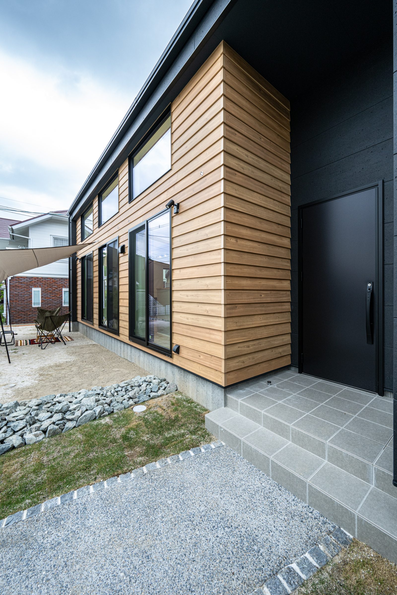 吹き抜けと大きな窓。圧倒的開放感の家